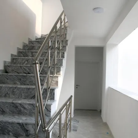 Jovani - Modern With Free Parking, Quiet Area,8 Min Walk To Saranda