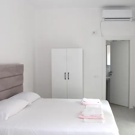 Otel Jovani - Modern With Free Parking, Quiet Area,8 Min Walk To